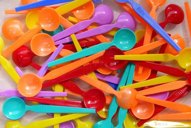 THE BRUSHIES Szczoteczka silikonowa Świnka PINKEY z książeczką PL